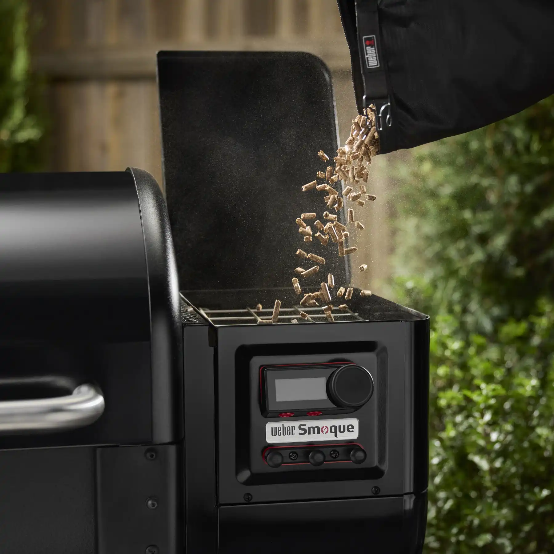 Загрузка древесных пеллет в бункер Weber Smoque XL