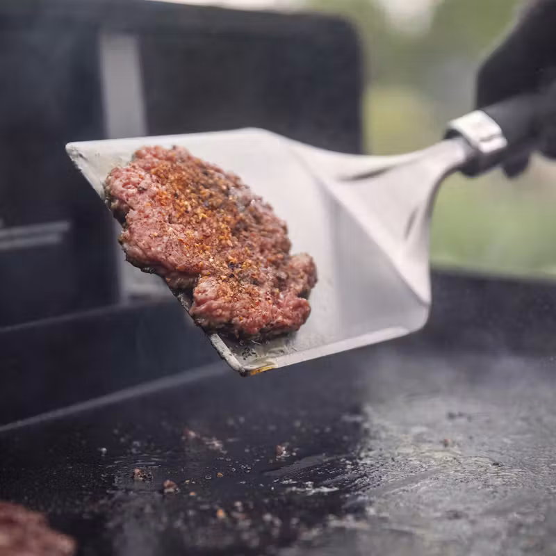 Широкая лопатка Weber под котлетой смэш-бургера